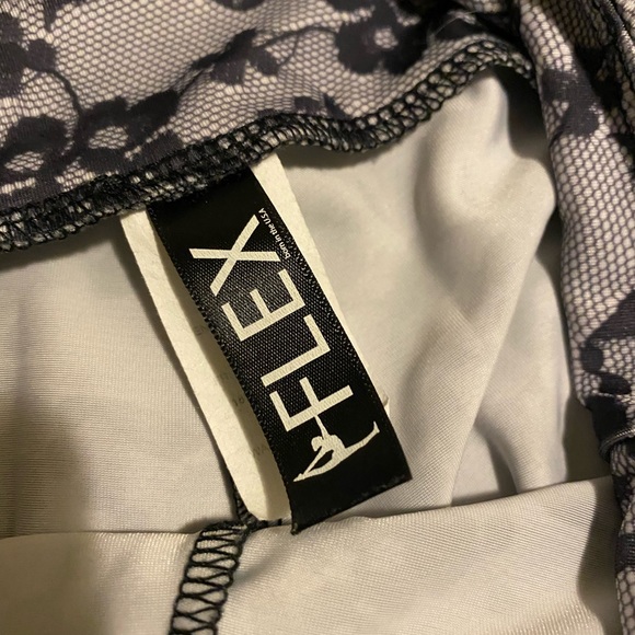 Flex leggings like new - Picture 2 of 3